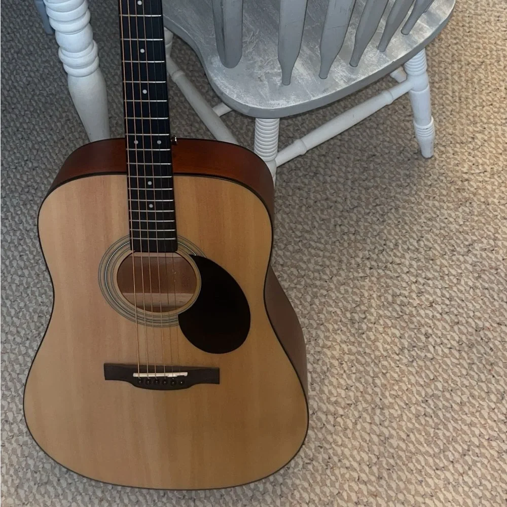 Jasmine Guitar - Picture 1 of 1